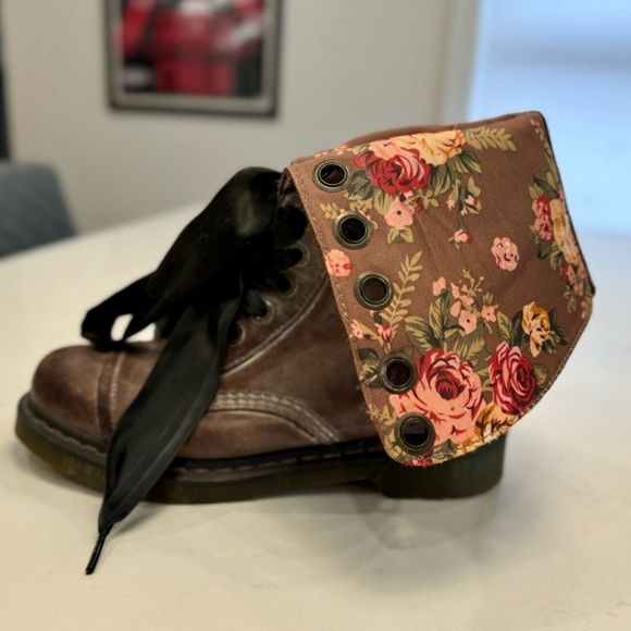 Dr. Martens 1914 Triumph Brown Fold-over Lace-Up Boots - Picture 11 of 14